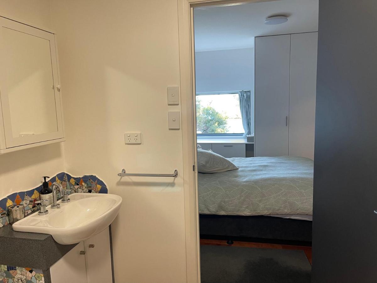 Beachside Taroona With Apartment Sandy Bay